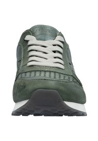 Grüne Wildledersneaker mit Mesh-Details, ausgestattet mit grauen Schnürsenkeln, perforierten Seitenpanelen und einer weißen Gummisohle mit strukturiertem Profil.
