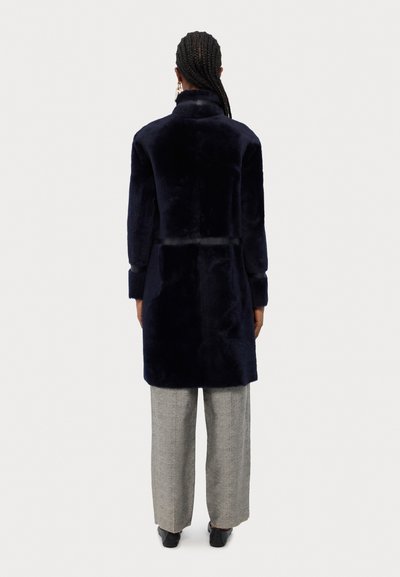 Emporio Armani Klasisks mētelis - peacoat