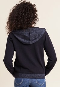Felpa con cappuccio in maglia navy, con cappuccio blu scuro lucido, orlo a coste e maniche lunghe, caratterizzata da un design semplice e pulito.