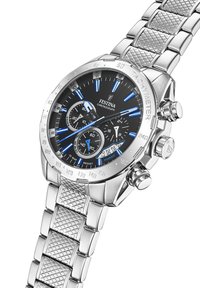 Orologio cronografo in acciaio inossidabile silver con quadrante nero, dettagli blu, bracciale testurizzato e più sottoquadranti con visualizzazione della data.