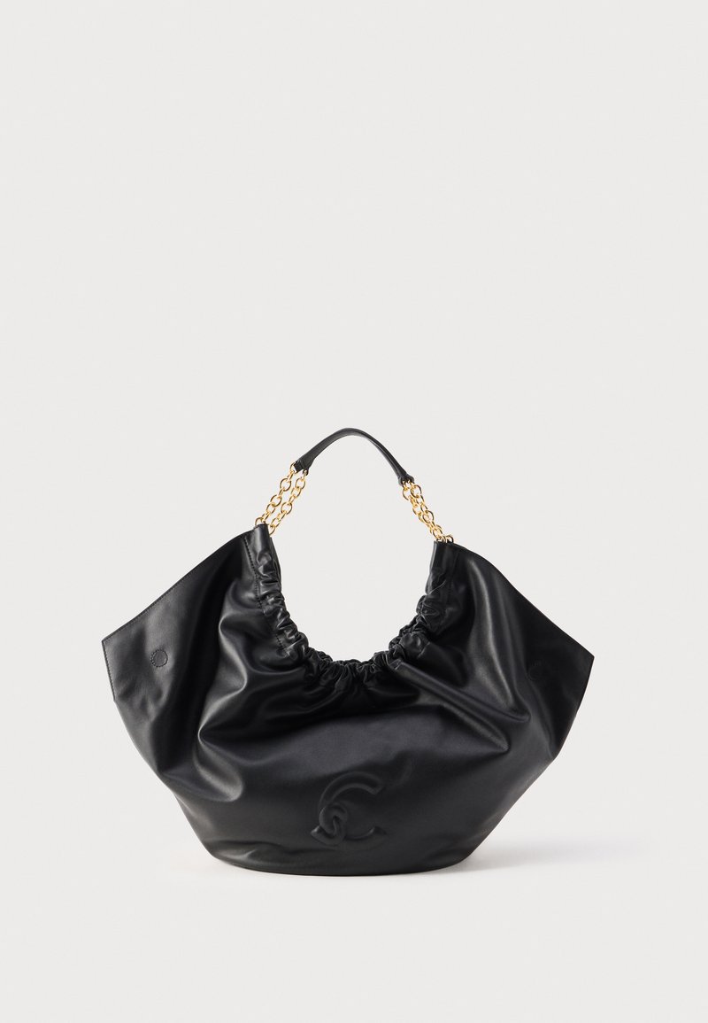 Zwarte leren handtas met plooien, gouden ketting en leren handvat, met een subtiel geperst logo aan de voorkant.