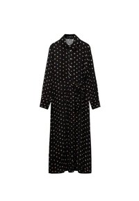 Robe noire à manches longues avec un devant boutonné, taille ceinturée et motif de petits pois brun clair dispersés. Texture de tissu lisse et fluide.