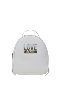 Sac à dos synthétique blanc avec une forme arrondie, présentant un logo "LOVE MOSCHINO" en relief de couleur argent métallique. Comprend une poignée supérieure et un détail zippé.