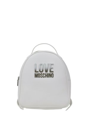 Sac à dos synthétique blanc avec une forme arrondie, présentant un logo "LOVE MOSCHINO" en relief de couleur argent métallique. Comprend une poignée supérieure et un détail zippé.
