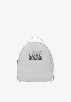 Sac à dos synthétique blanc avec une forme arrondie, présentant un logo "LOVE MOSCHINO" en relief de couleur argent métallique. Comprend une poignée supérieure et un détail zippé.