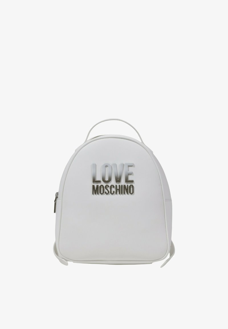 Zaino sintetico bianco con forma arrotondata, caratterizzato da un logo "LOVE MOSCHINO" in rilievo di colore argento metallico. Include una maniglia superiore e dettagli con zip.