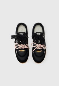 Μαύρα αθλητικά παπούτσια με γυαλιστερή και σουέτ υφή, που διαθέτουν κορδόνια ροζ με λευκές βούλες, χρυσό λογότυπο και λάστιχο σόλα.