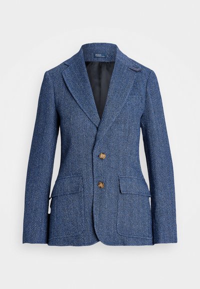 Μπλέ σακάκι με σχέδιο ψαροκόκαλο φτιαγμένο από υφάσματος υφής. Διαθέτει κανονικά πέτα, δύο μπροστινές τσέπες και καφέ κουμπιά. Επενδεδυμένο εσωτερικό.