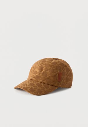 Casquette de baseball en tissu marron à carreaux avec une visière incurvée et une petite étiquette en cuir de la marque sur le côté.