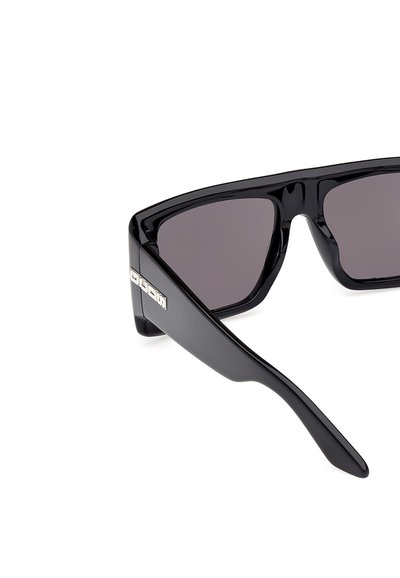 Gafas de sol negras con un acabado brillante, montura rectangular, lentes oscuros y acentos metálicos en las patillas.