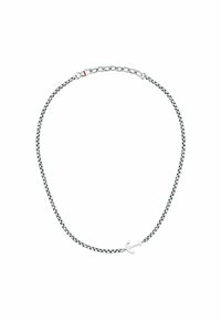 Collana in argento con link intrecciati, caratterizzata da un piccolo ciondolo ad ancora e un gancio con un dettaglio rosso.