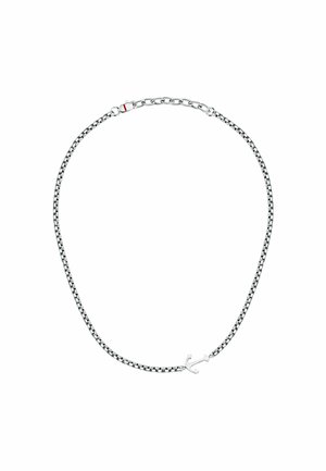 Collana in argento con link intrecciati, caratterizzata da un piccolo ciondolo ad ancora e un gancio con un dettaglio rosso.