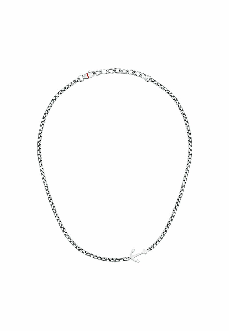 Collana in argento con link intrecciati, caratterizzata da un piccolo ciondolo ad ancora e un gancio con un dettaglio rosso.
