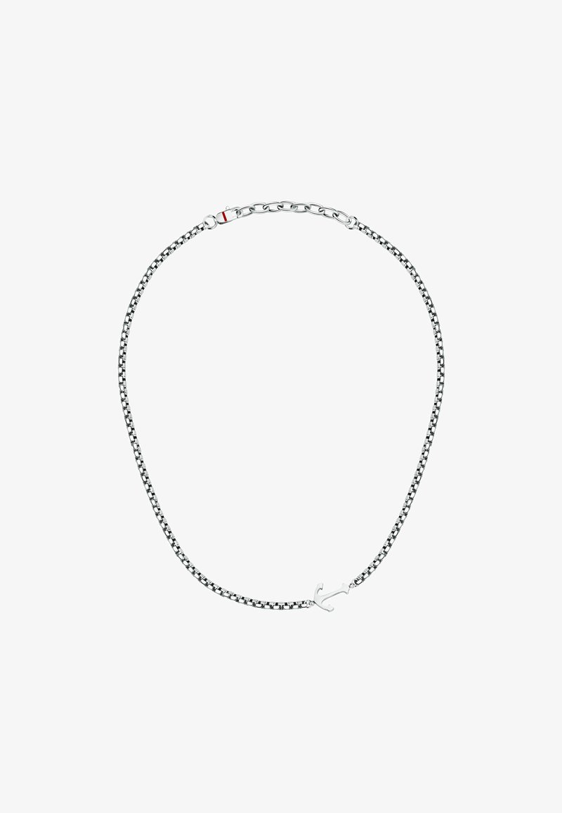 Collana in argento con link intrecciati, caratterizzata da un piccolo ciondolo ad ancora e un gancio con un dettaglio rosso.