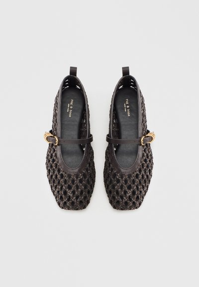 Zwarte geweven platte schoenen met een vierkante neus, gestructureerde stof, leren accenten en een gouden gesp op een verstelbare riem. Minimalistisch ontwerp.