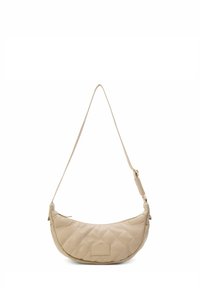 Borsa a spalla beige trapuntata con forma a mezzaluna e una singola tracolla regolabile. Presenta una texture liscia e un piccolo dettaglio con logo.