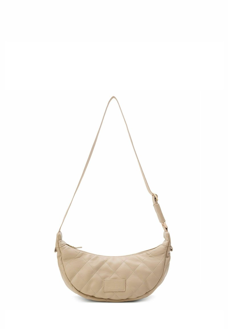 Borsa a spalla beige trapuntata con forma a mezzaluna e una singola tracolla regolabile. Presenta una texture liscia e un piccolo dettaglio con logo.