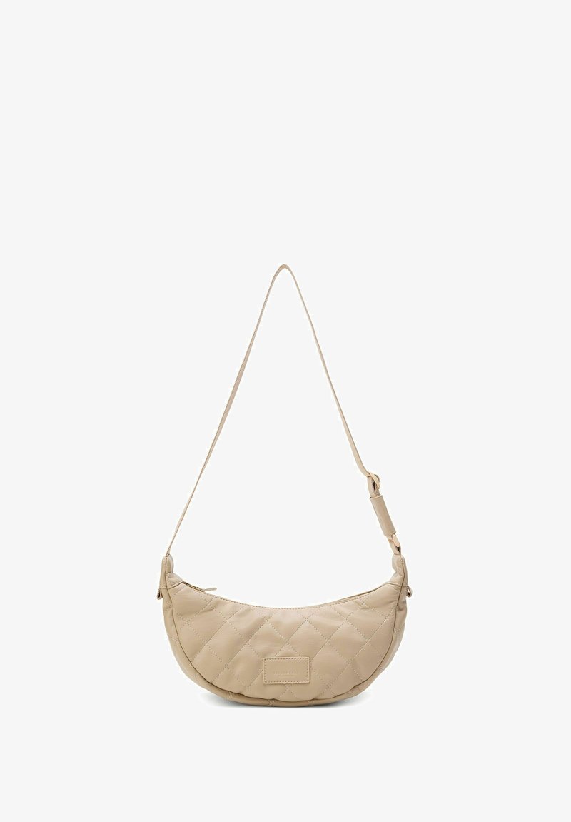 Beige gesteppte Schultertasche in Halbmondform mit einem einzelnen verstellbaren Tragegurt. Sie hat eine glatte Textur und ein kleines Logo-Detail.