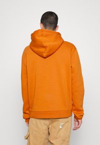 Karl Kani SMALL SIGNATURE HOODIE UNISEX - Camisola - cognac