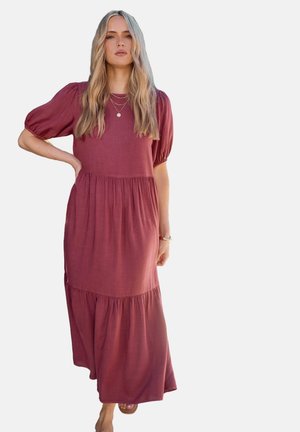 Vestido maxi en color rosa profundo, hecho de tejido ligero. Presenta mangas cortas abullonadas, una cintura fruncida y un diseño de falda en capas.