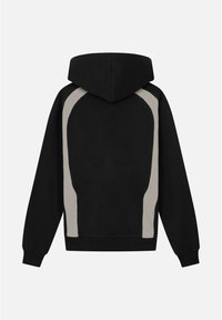 Zwarte fleece hoodie met lichtgrijze zijkanten. Heeft een ontspannen pasvorm en ribbel manchetten. Gladde textuur overal.
