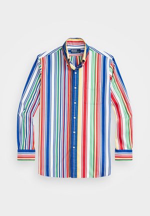 Skjorte med knapper og lodrette striber i rød, blå, grøn og gul på hvid baggrund, med krave og brystlomme.