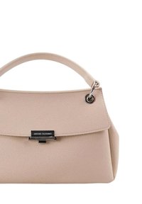 Borsa a mano in pelle beige con una forma strutturata, pattina piatta superiormente, hardware in argento e manico regolabile. Presenta un dettaglio di chiusura con logo.