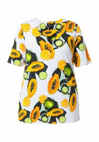 Camiseta de manga corta con un fondo blanco vibrante y un patrón impreso de frutas naranjas y verdes, incluyendo papaya y limones.