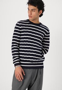 Tommy Hilfiger CLASSIC CABLE CREW NECK - Jersey de punto - desert sky/ivory petal