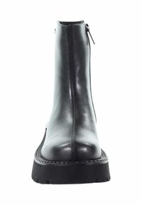 Czarne skórzane botki za kostkę o gładkim wykończeniu, z zamkiem błyskawicznym oraz grubą czarną gumową podeszwą z teksturowanym wzorem na krawędzi.