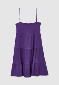 Lila tiered sommardress med tunna axelband, texturerad tyg och en svävande fåll. Har en smockad byst för sträck och komfort.