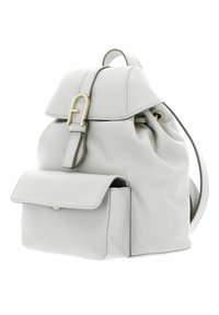 Zaino in pelle grigia chiara con cima a cordoncino, tasca frontale con pattina e hardware in tonalità oro. Presenta una texture liscia e un design strutturato.