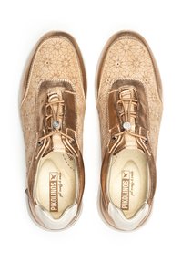 Baskets en bronze avec un motif floral, texture lisse, accents métalliques et lacets élastiques. Elles disposent d'une semelle intérieure rembourrée et d'un détail de logo.