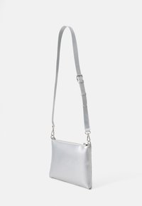 Borsa a spalla in pelle argentata con texture liscia, forma rettangolare, tracolla regolabile e chiusura con zip. Design minimalista senza motivi.