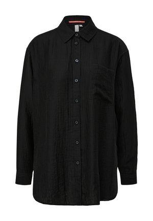 Zwarte longsleeve shirt gemaakt van gestructureerde stof, met een knoopsluiting aan de voorkant, kraag en een enkele borstzak. Subtiel kreukpatroon.