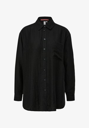 Czarna koszula z długim rękawem wykonana z fakturowanej tkaniny, z zapięciem na guziki z przodu, kołnierzykiem i jedną kieszonką na piersi. Subtelny wzór zmarszczek.