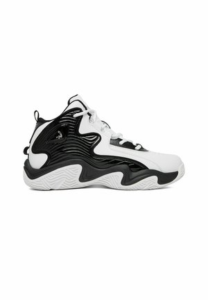 Sneaker atletico high-top nero e bianco con suola in gomma ondulata e pannello laterale testurizzato su sfondo bianco.