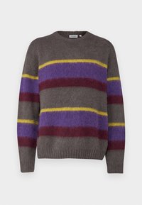 Maglione lavorato a maglia grigio con strisce orizzontali: viola peloso, bordeaux e giallo. Presenta un collo rotondo e orli e polsini a costine.