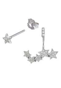 Des boucles d'oreilles en argent en forme d'étoile présentent un mélange de petites et grandes étoiles, ornées de plusieurs strass transparents pour une touche d'éclat. Fermeture à clous sécurisée.