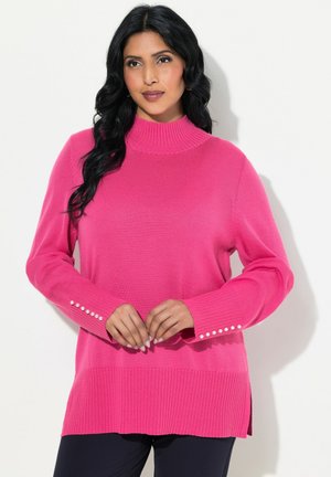 Rosa Strickpullover mit hohem Rippenkragen, langen Ärmeln und Perlenakzenten an den Bündchen. Verfügt über seitliche Schlitze und eine lässige Passform.