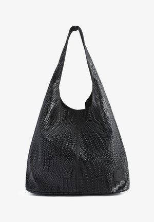 Geantă neagră țesută cu un design hobo, având un vârf deschis, o suprafață texturată și o bază plată. Aceasta are un accent din piele cu marcaj.