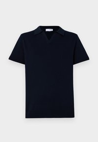 Mörkblå polo skjorta i mjukt stickat tyg, med V-neck och krage, korta ärmar samt ribbad kant vid ärmarna och fållen.
