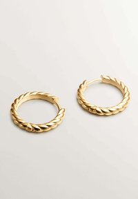 Pendientes de aro de oro con un diseño de cuerda retorcida, con un acabado pulido. Cada pendiente tiene forma circular y es hueco.