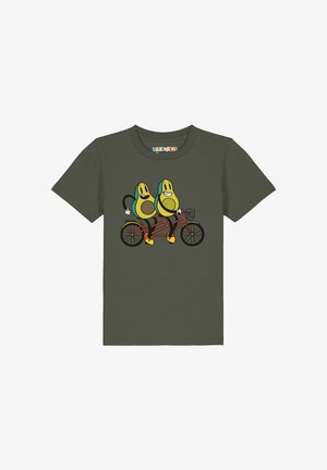 Dunkelgrünes T-Shirt mit Cartoon-Avocados, die ein rotes Tandemfahrrad fahren, beide lächeln und tragen gelbe Schuhe.