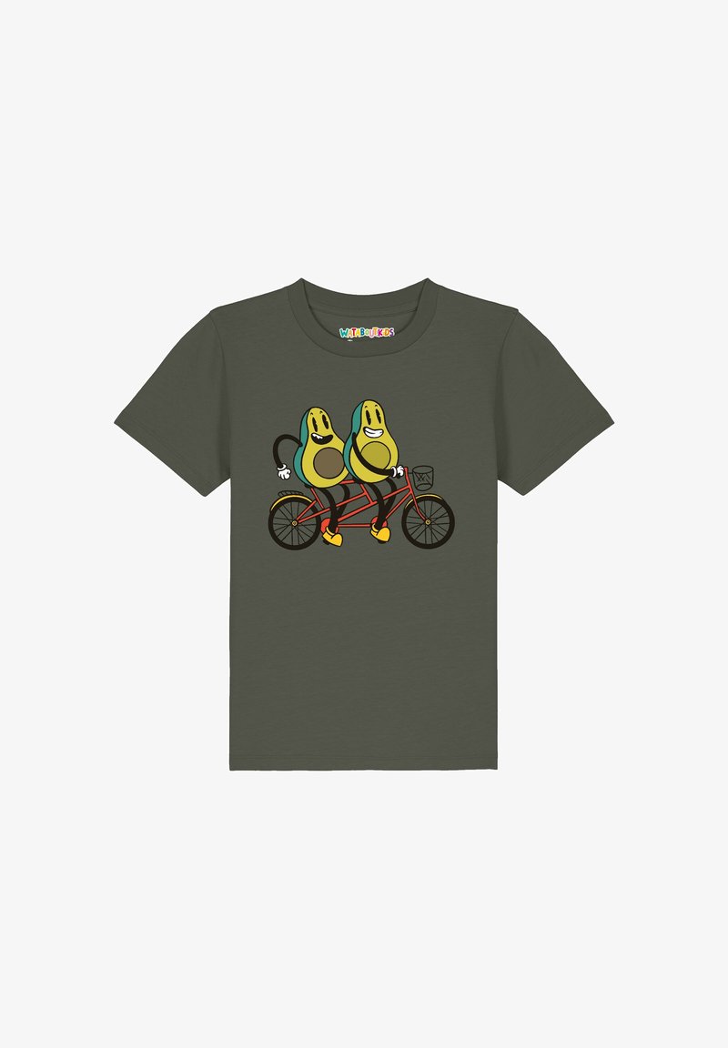 T-shirt vert foncé avec des avocats en dessin animé faisant du vélo tandem rouge, tous deux souriants et portant des chaussures jaunes.