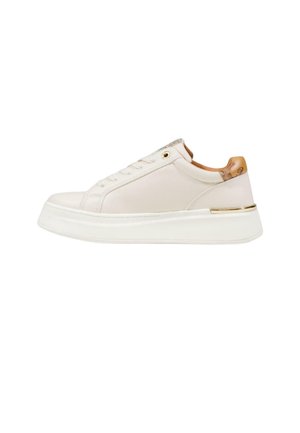 Sneakers bianchi in pelle con design flat, caratterizzati da una parte posteriore texturizzata, accento dorato sulla suola e punta rotonda. Allacciati con sei occhielli.