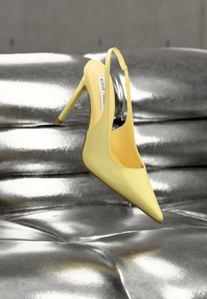 Gele slingback pumps met een puntige neus en een glanzende afwerking, voorzien van een open ontwerp en een slanke stilettohak.