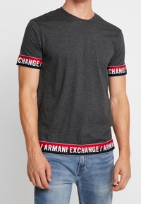 Armani Exchange Triko s potiskem - dark grey