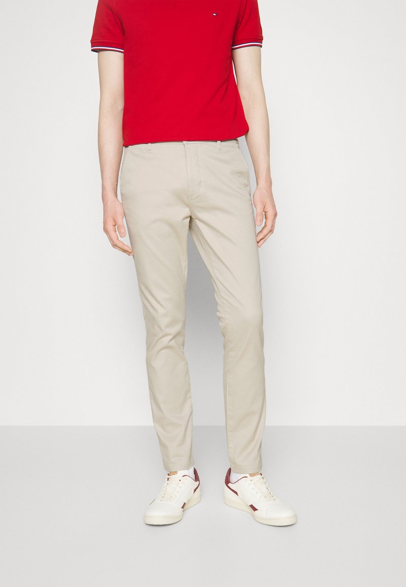 DOCKERS - ORIGINAL SKINNY - Chinos tipa bikses - sahara khaki, Palielināt