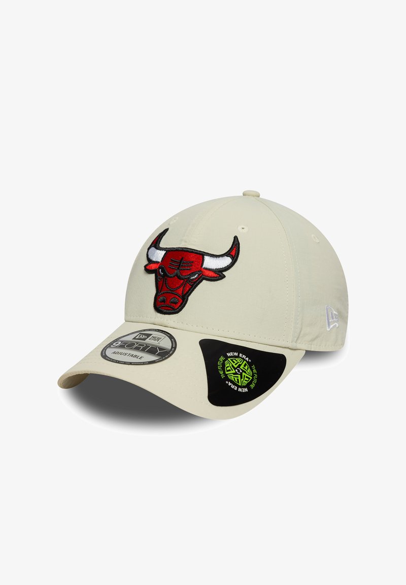 Beige kangasest valmistatud müts, millel on silmatorkav punane ja must tikandiga Chicago Bulls logo. Reguleeritav sobivus ja logo sildid visoril.